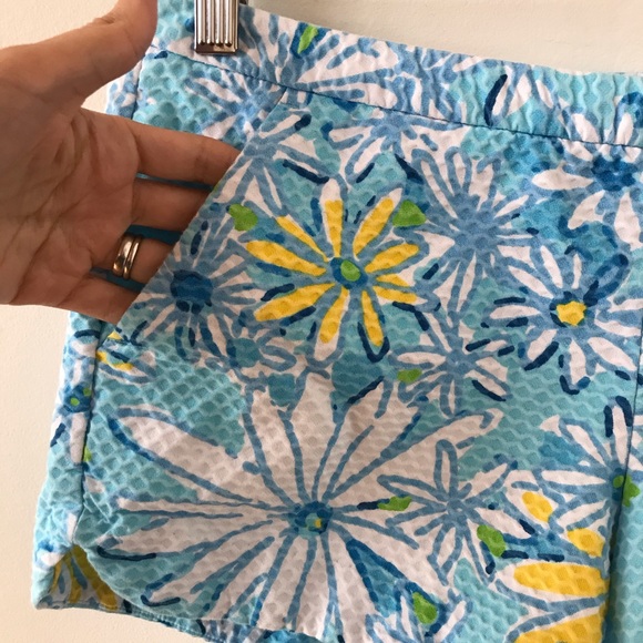 Lily Pulitzer blue daisy pattern shorts - Picture 5 of 10